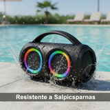 Altavoz Boom Box resistente al agua junto a la piscina