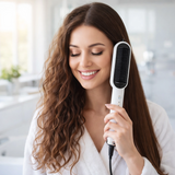 Cepillo alisador eléctrico en uso alisando el cabello suavemente