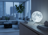 Lámpara luna 3D iluminando el salón con luz cálida y ambiente mágico