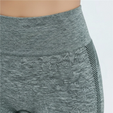 Detalle del tejido del conjunto fitness legging push-up gris
